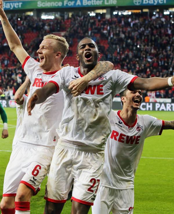 Ex-FC-Profi Kevin Vogt jubelt zusammen mit Anthony Modeste nach dem Derby-Sieg gegen Bayer Leverkusen im November 2015.