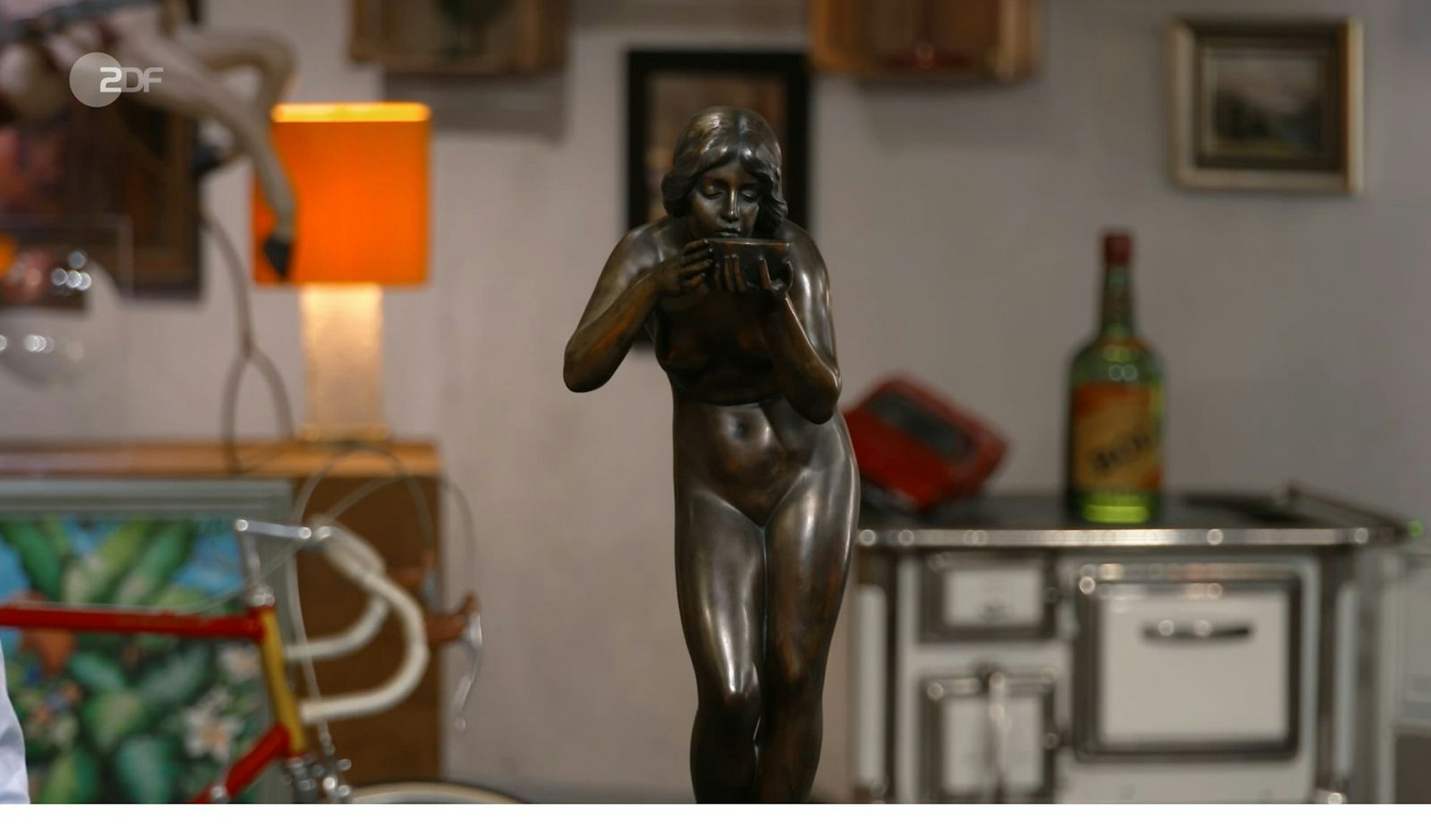 Deutlich schwergewichtiger präsentierte sich das nächste Objekt: Die Bronze-Skulptur „Die Trinkende“ des Bildhauers Victor H. Seifert machte ordentlich Eindruck. Laut Expertise sei die Figur zwischen 1910 und 1932 „in Massen produziert worden“. Wegen ihres guten Zustands hielt sie dennoch 1.900 bis 2.200 Euro für realistisch. (Bild: ZDF)