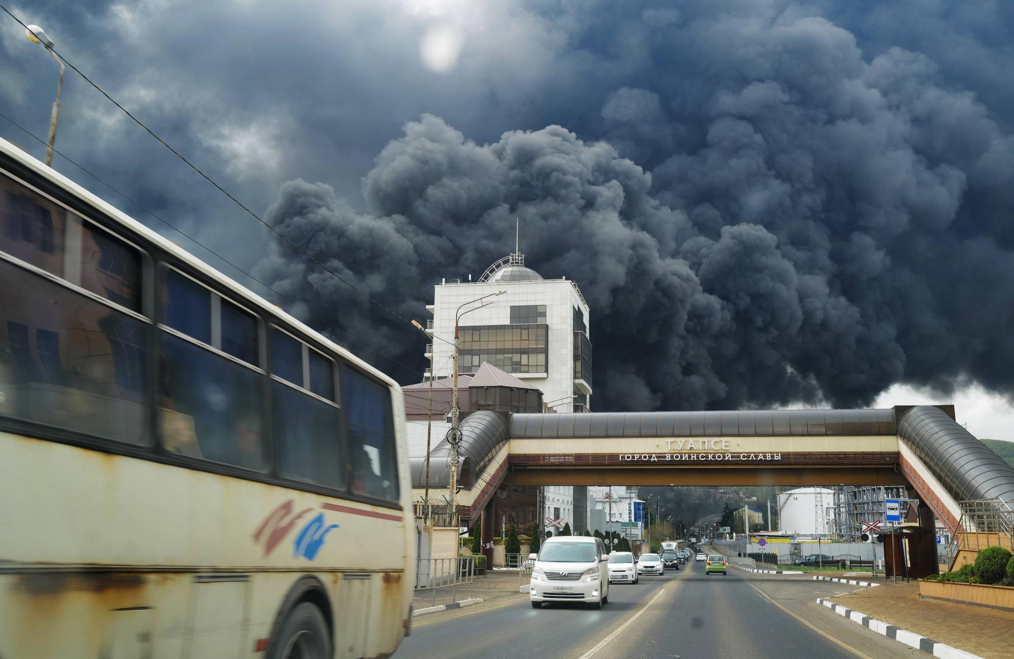 Nach Angaben russischer Behörden war ein massiver Drohnenangriff für den Brand im Ölterminal von Tuapse verantwortlich.
