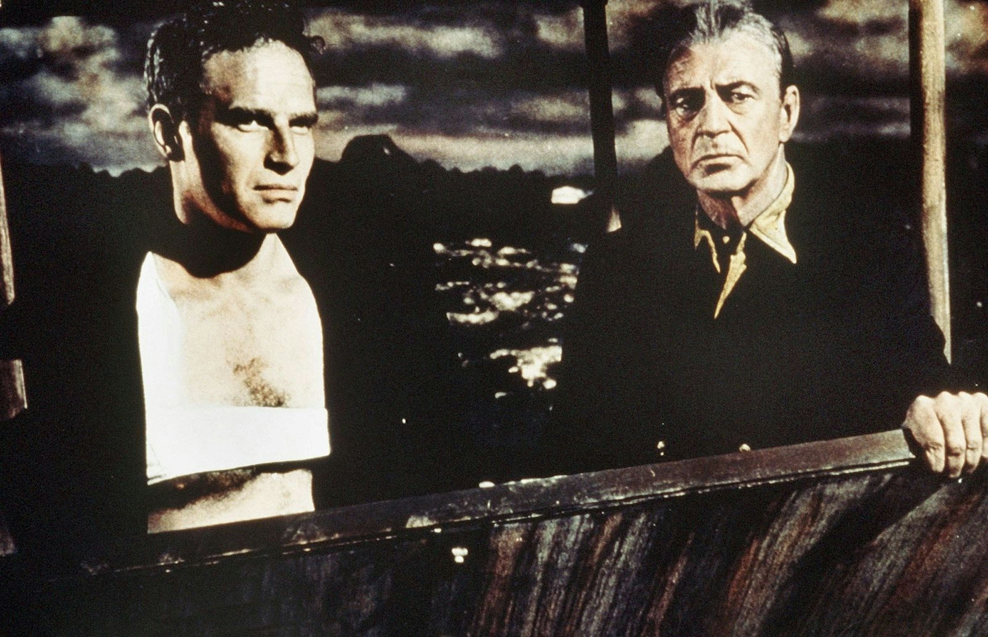 Gipfeltreffen zweier Superstars auf hoher See: Im Krimiabenteuer „Die den Tod nicht fürchten“ (1959) spielten Charlton Heston (links) und Gary Cooper die Hauptrollen. (Bild: ARD / Degeto)