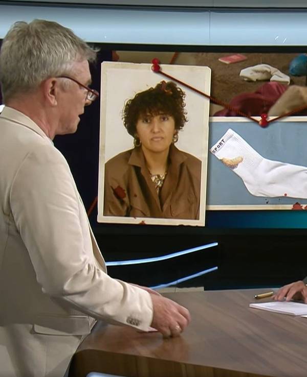 Markus Weber, Leiter der Kölner Cold Cases-Einheit, spricht bei Aktenzeichen XY im ZDF mit Moderator Rudi Cerne