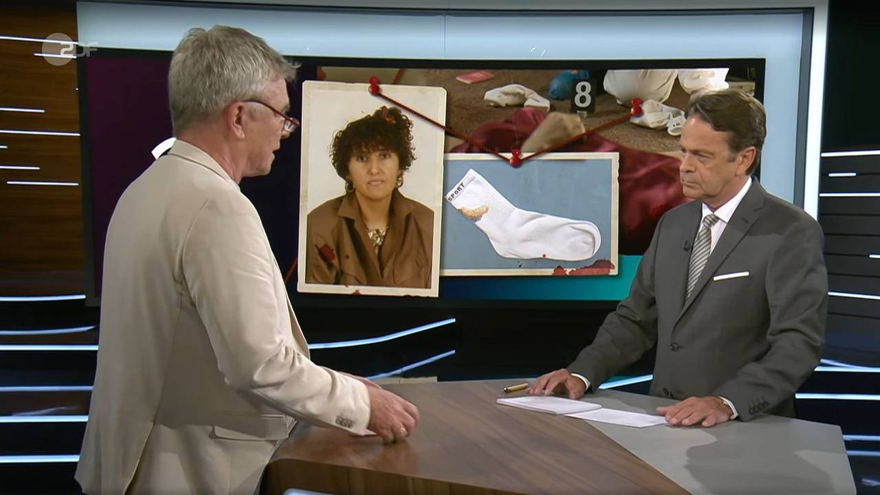 Markus Weber, Leiter der Kölner Cold Cases-Einheit, spricht bei Aktenzeichen XY im ZDF mit Moderator Rudi Cerne