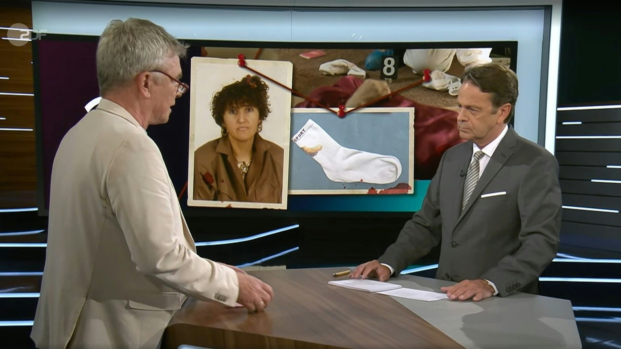 Markus Weber, Leiter der Kölner Cold Cases-Einheit, spricht bei Aktenzeichen XY im ZDF mit Moderator Rudi Cerne