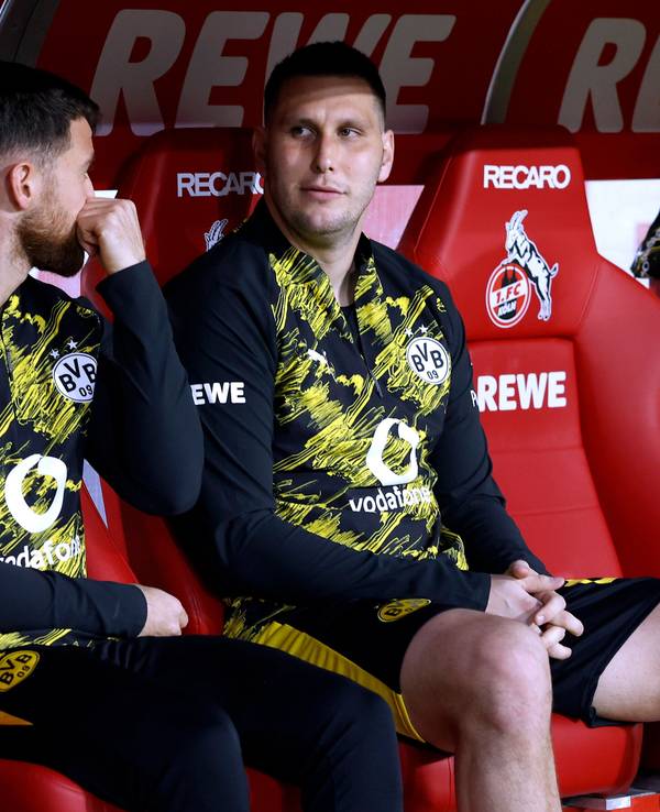 Niklas Süle auf der Ersatzbank im Stadion des 1. FC Köln.