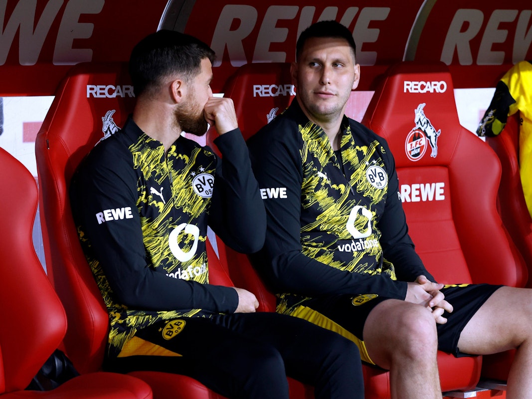 Niklas Süle auf der Ersatzbank im Stadion des 1. FC Köln.