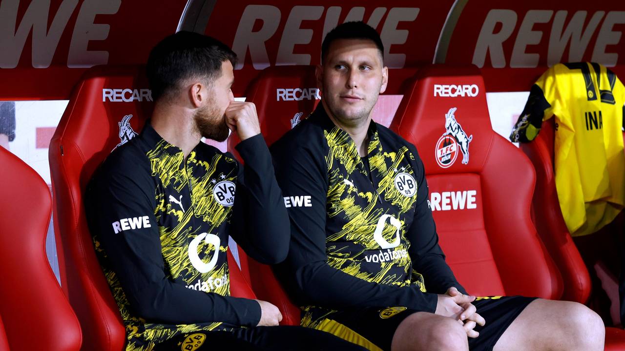 Niklas Süle auf der Ersatzbank im Stadion des 1. FC Köln.