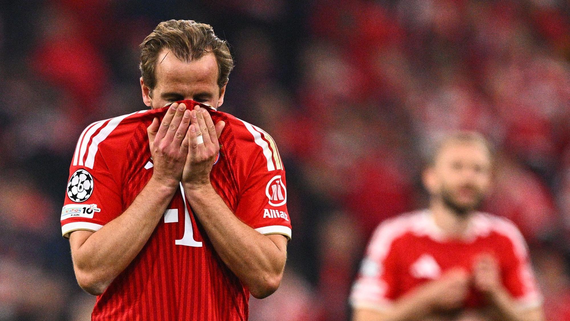 Harry Kane von Bayern München war nach dem Aus gegen PSG sichtlich bedient.