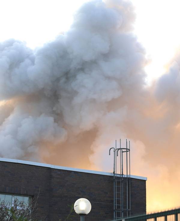 Dichter Rauch über einem Gebäude im Industriegebiet ist am 22. Dezember 2025 in Krefeld zu sehen. Nun brannte es hier erneut.