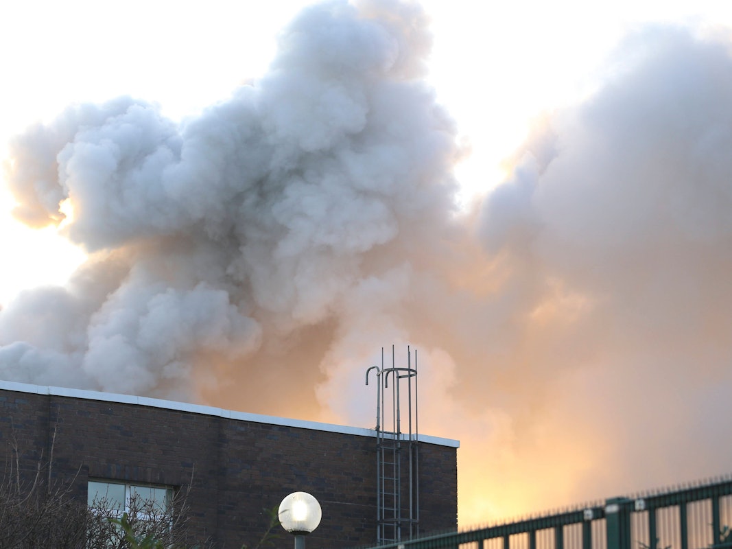 Dichter Rauch über einem Gebäude im Industriegebiet ist am 22. Dezember 2025 in Krefeld zu sehen. Nun brannte es hier erneut.