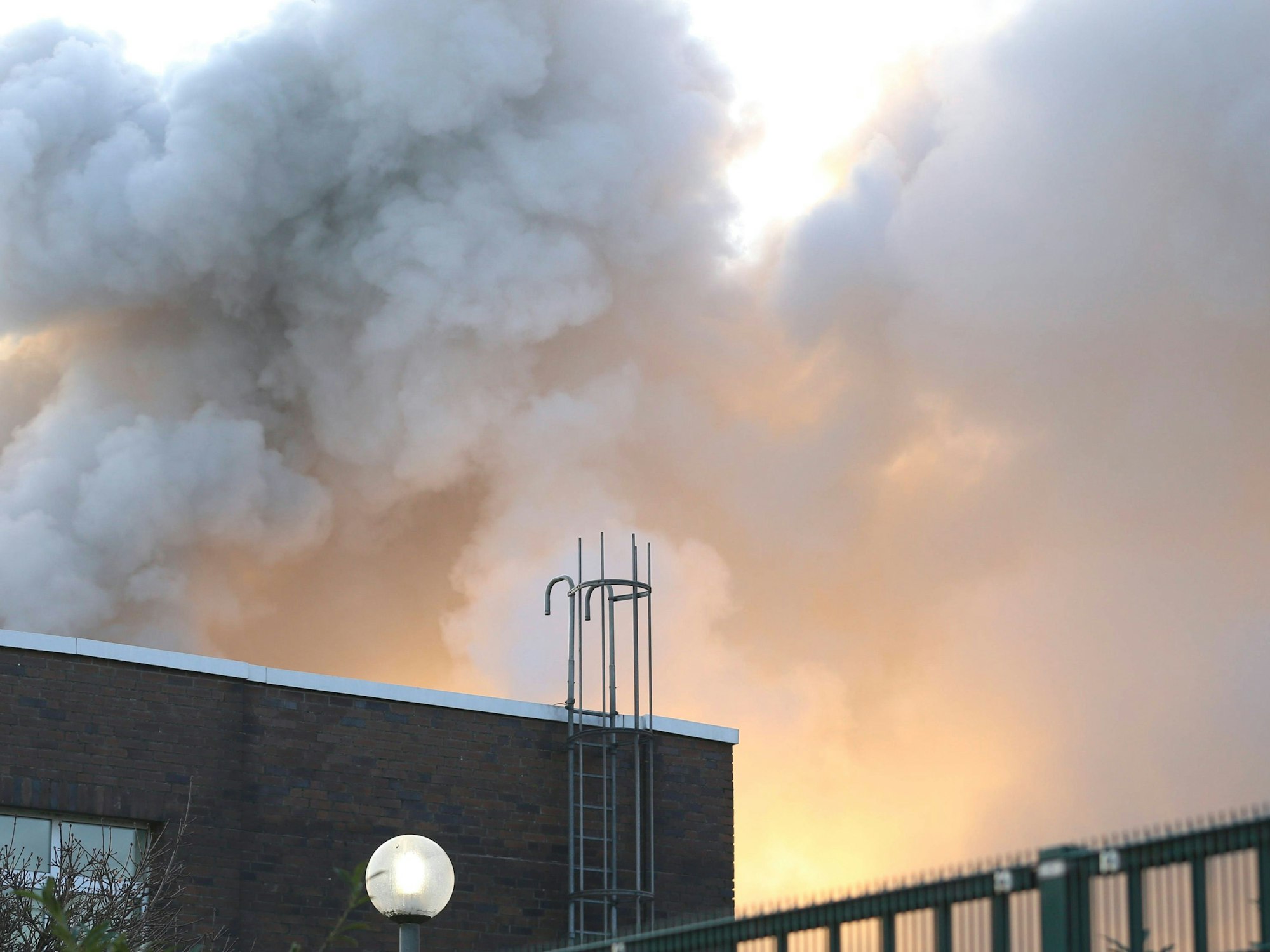 Dichter Rauch über einem Gebäude im Industriegebiet ist am 22. Dezember 2025 in Krefeld zu sehen. Nun brannte es hier erneut.