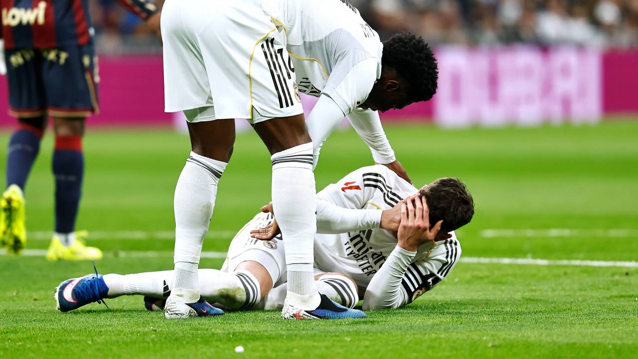 Federico Valverde liegt verletzt am Boden, Aurélien Tchouaméni kümmert sich.