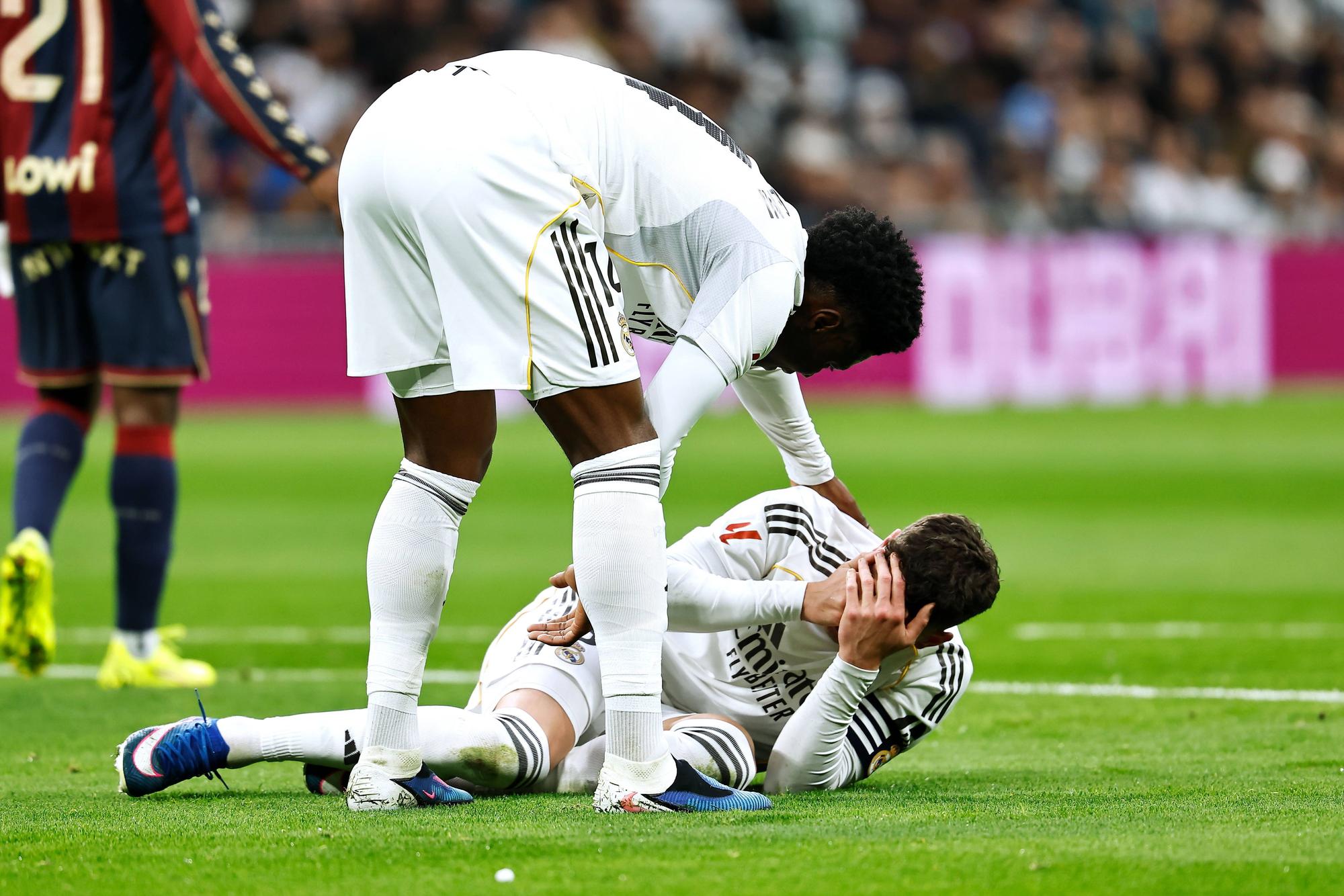 Federico Valverde am Boden, Aurélien Tchouaméni sorgt sich um den Mitspieler bei Real Madrid.