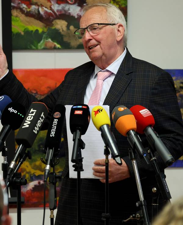 Till Backhaus (SPD), Umweltminister des Landes Mecklenburg-Vorpommern, informiert auf einer Pressekonferenz über den möglichen weiteren Ablauf der Rettungsaktion für den gestrandeten Buckelwal vor der Ostseeinsel Poel.