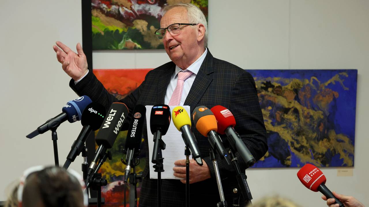 Till Backhaus (SPD), Umweltminister des Landes Mecklenburg-Vorpommern, informiert auf einer Pressekonferenz über den möglichen weiteren Ablauf der Rettungsaktion für den gestrandeten Buckelwal vor der Ostseeinsel Poel.