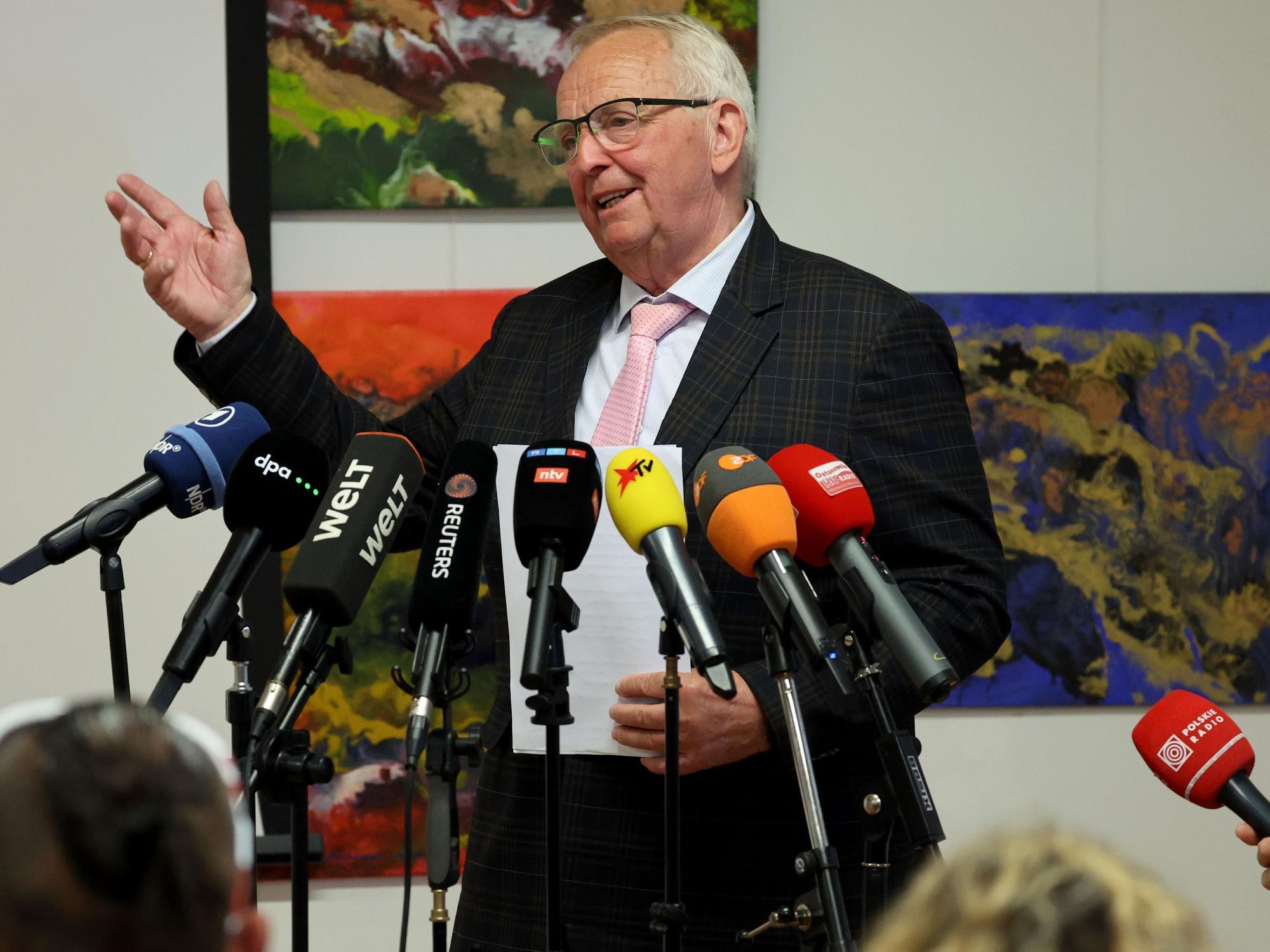 Till Backhaus (SPD), Umweltminister des Landes Mecklenburg-Vorpommern, informiert auf einer Pressekonferenz über den möglichen weiteren Ablauf der Rettungsaktion für den gestrandeten Buckelwal vor der Ostseeinsel Poel.