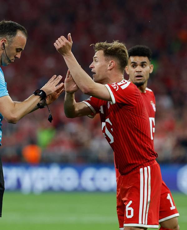 Reklamation von Joshua Kimmich bei Joao Pinheiro.