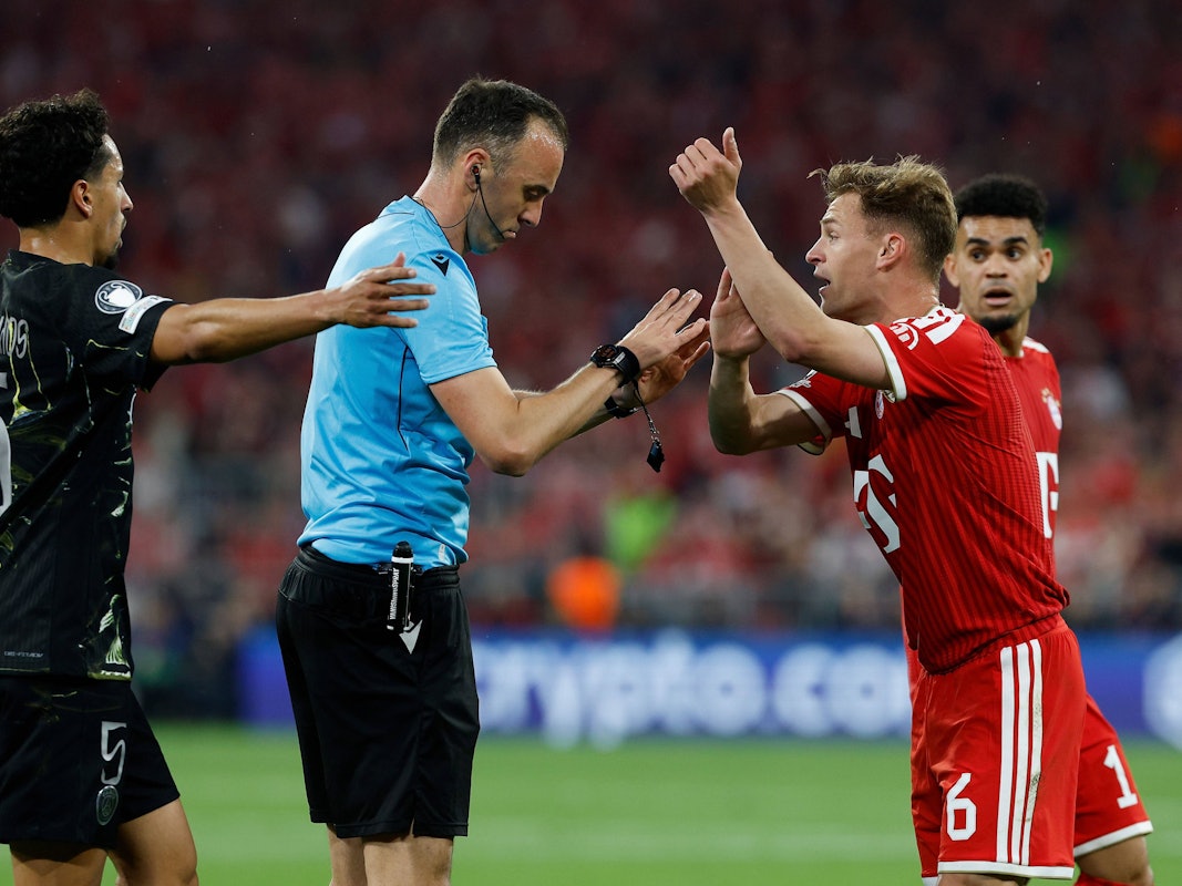 Reklamation von Joshua Kimmich bei Joao Pinheiro.
