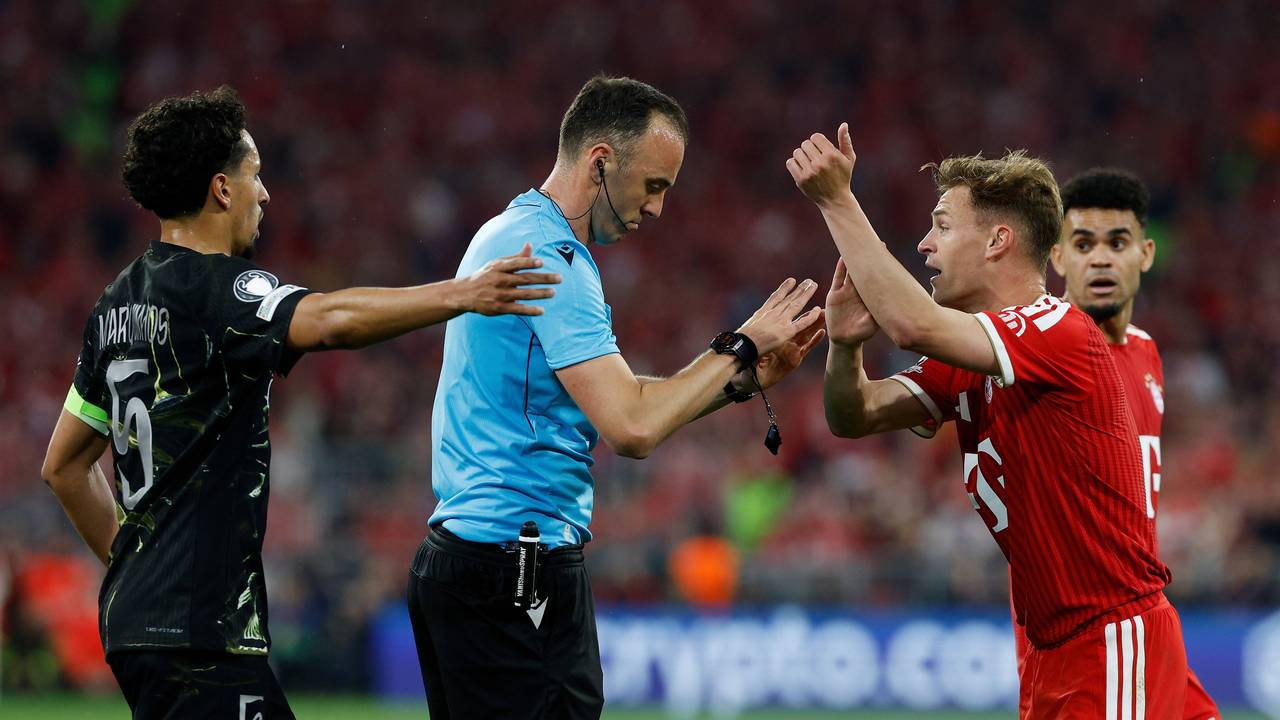 Reklamation von Joshua Kimmich bei Joao Pinheiro.