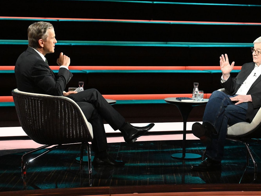 Im Gespräch mit dem ZDF-Moderator Markus Lanz (links) erläuterte Joschka Fischer, dass ihn das aktuelle Verhältnis zwischen Amerika und Deutschland emotional werden lasse. (Bild: ZDF / Cornelia Lehmann)