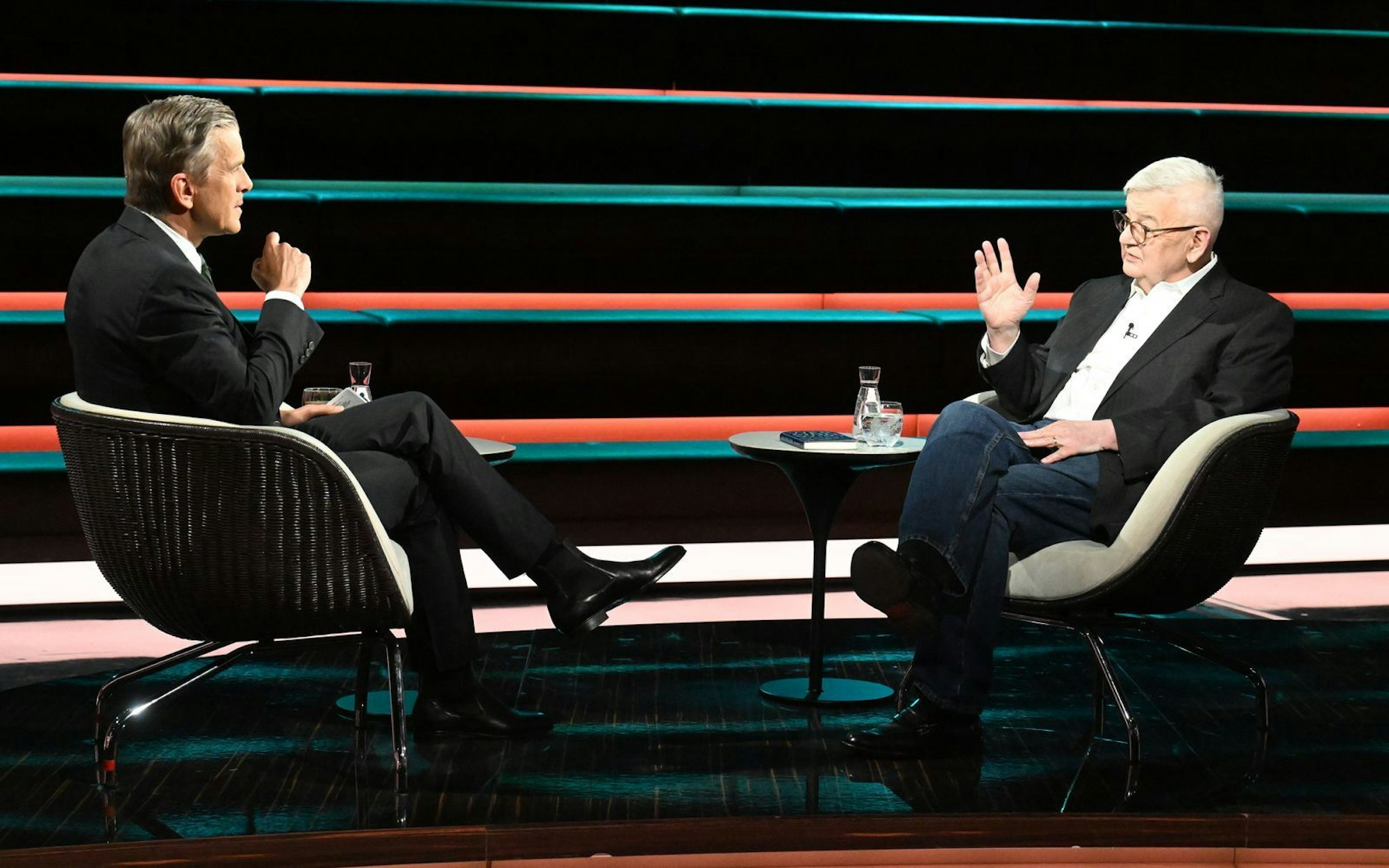 Im Gespräch mit dem ZDF-Moderator Markus Lanz (links) erläuterte Joschka Fischer, dass ihn das aktuelle Verhältnis zwischen Amerika und Deutschland emotional werden lasse. (Bild: ZDF / Cornelia Lehmann)