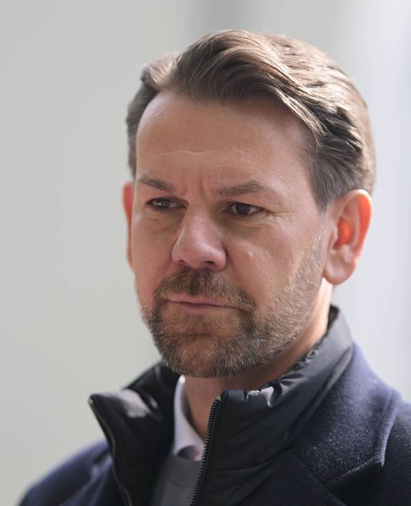 Am Geißbockheim spricht Thomas Kessler mit Pressevertretern.