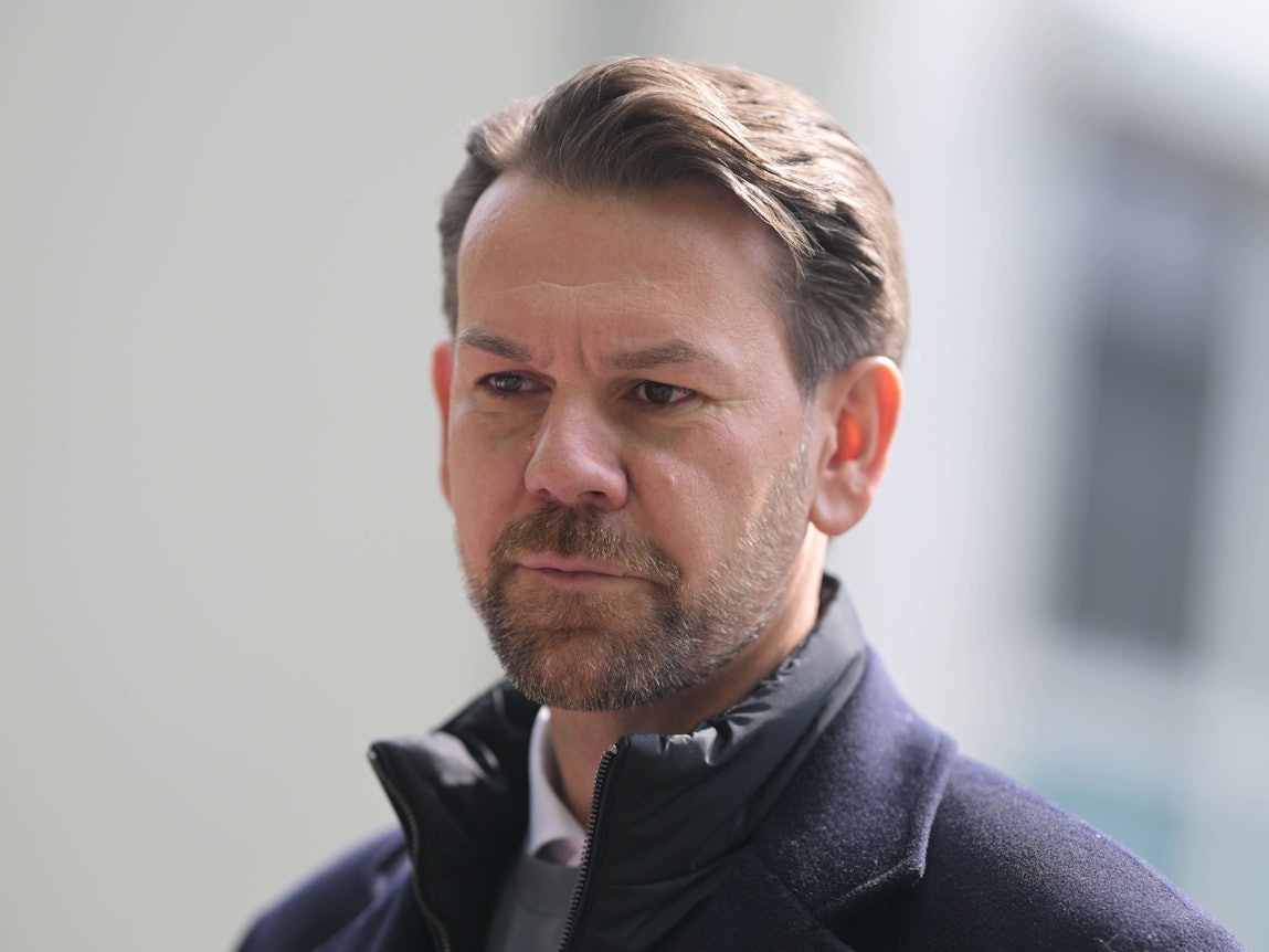Am Geißbockheim spricht Thomas Kessler mit Pressevertretern.