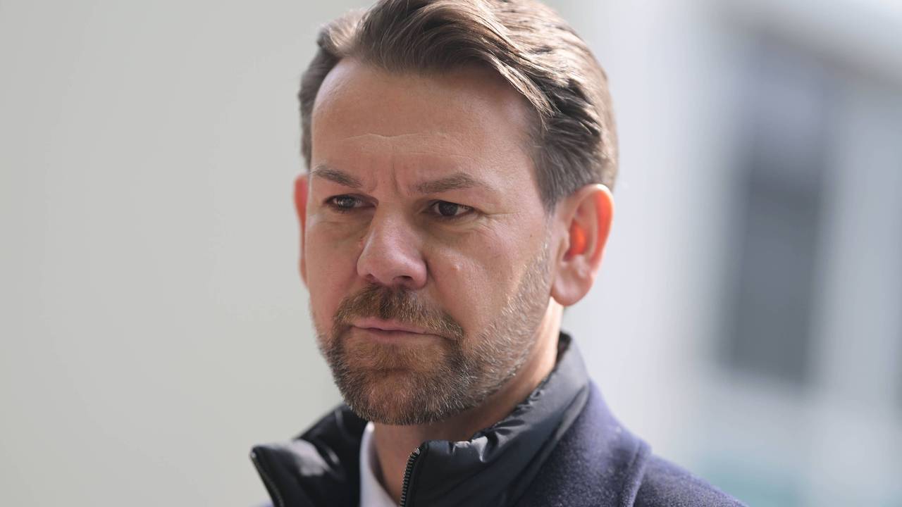 Am Geißbockheim spricht Thomas Kessler mit Pressevertretern.