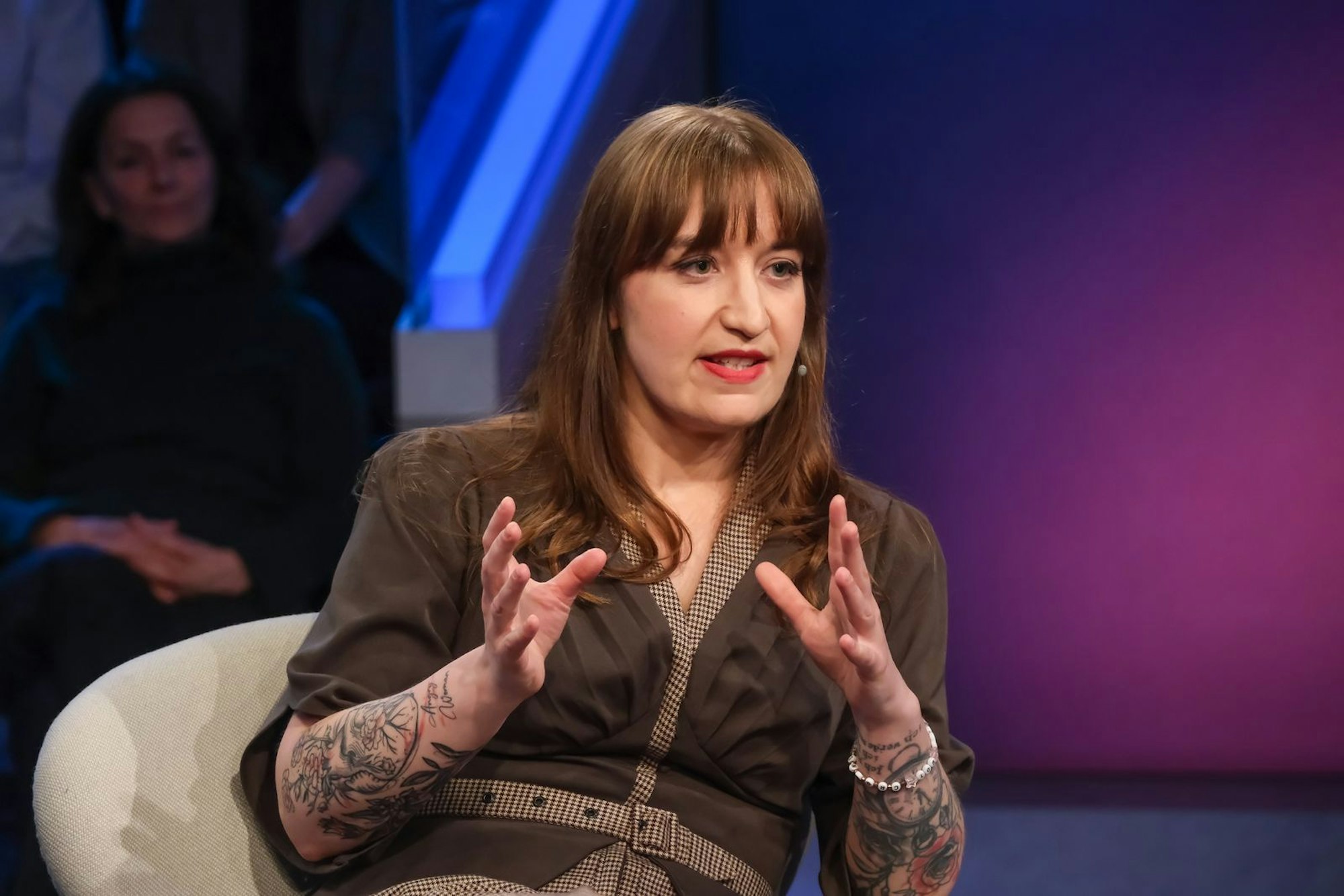 „Ich finde, dass die Abgeordneten genug verdienen“, sagt Linken-Fraktionschefin Heidi Reichinnek. (Bild: WDR / Oliver Ziebe)