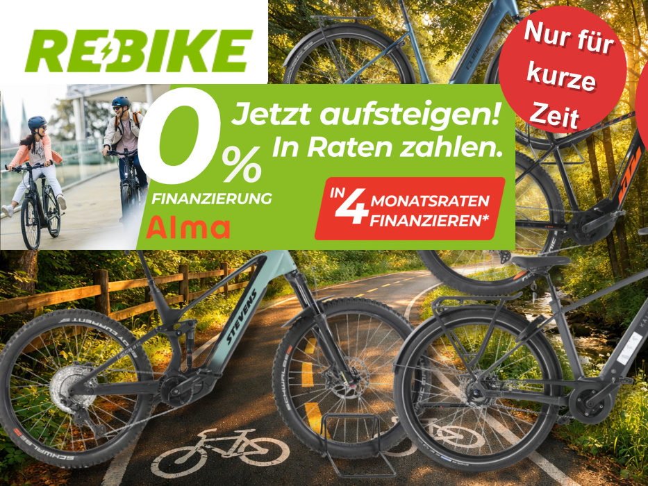 Verschiedene Fahrräder aus dem Rebike Sale vor einem Fahrradweg.