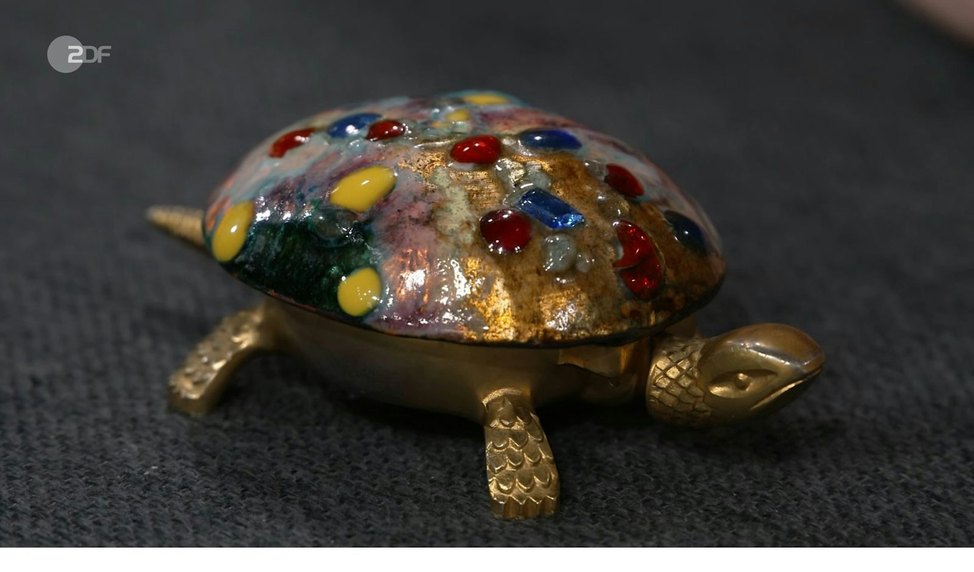 Aus dem Nachlass ihrer Mutter brachte eine Verkäuferin ein kleines, buntes Tierchen aus Spanien mit: eine Schildkröte aus Messing und Epoxidharz. (Bild: ZDF)