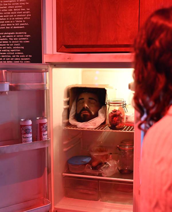 Ein nachgestellter Tatort wird beim Presserundgang der Ausstellung "Serienkiller - Die True Crime Ausstellung“ gezeigt.