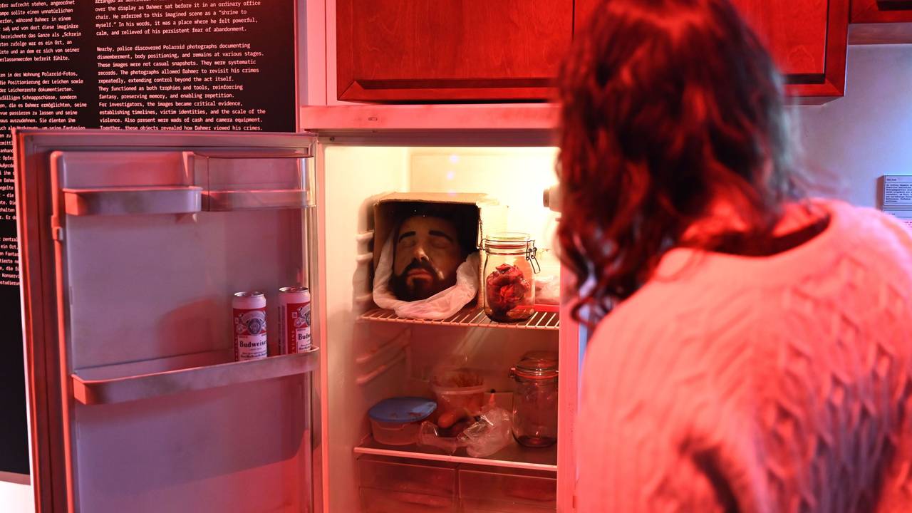 Ein nachgestellter Tatort wird beim Presserundgang der Ausstellung "Serienkiller - Die True Crime Ausstellung“ gezeigt.
