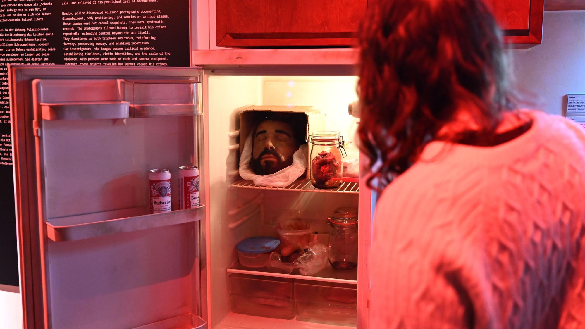 Ein nachgestellter Tatort wird beim Presserundgang der Ausstellung "Serienkiller - Die True Crime Ausstellung“ gezeigt.