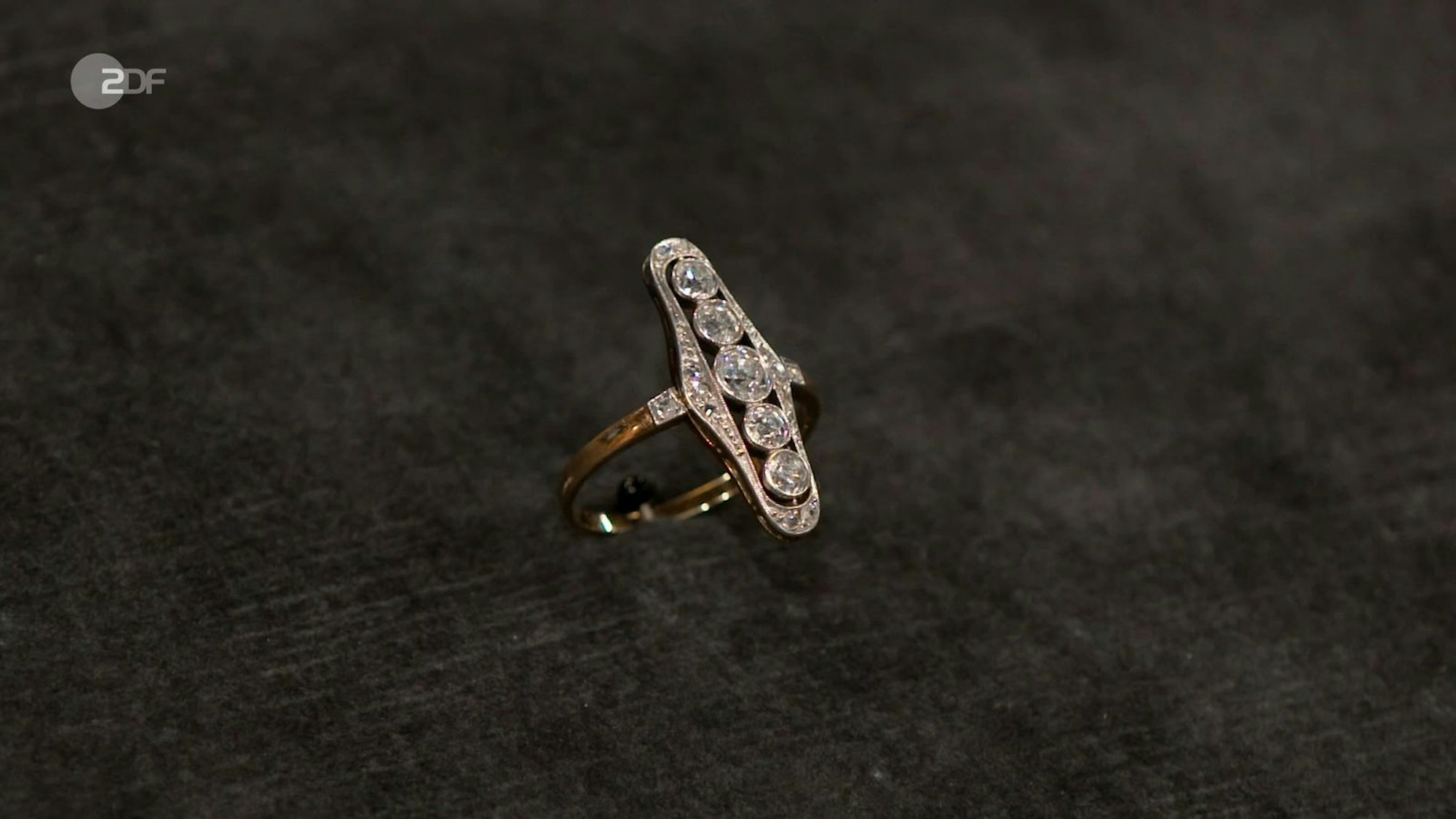 Im Expertenraum begann es wie immer auch zu funkeln: Der Ring mit Altschliffdiamanten bestand aus 585er-Gelbgold und Platin. Patrick Lessmann taxierte ihn auf 800 bis 850 Euro. (Bild: ZDF)