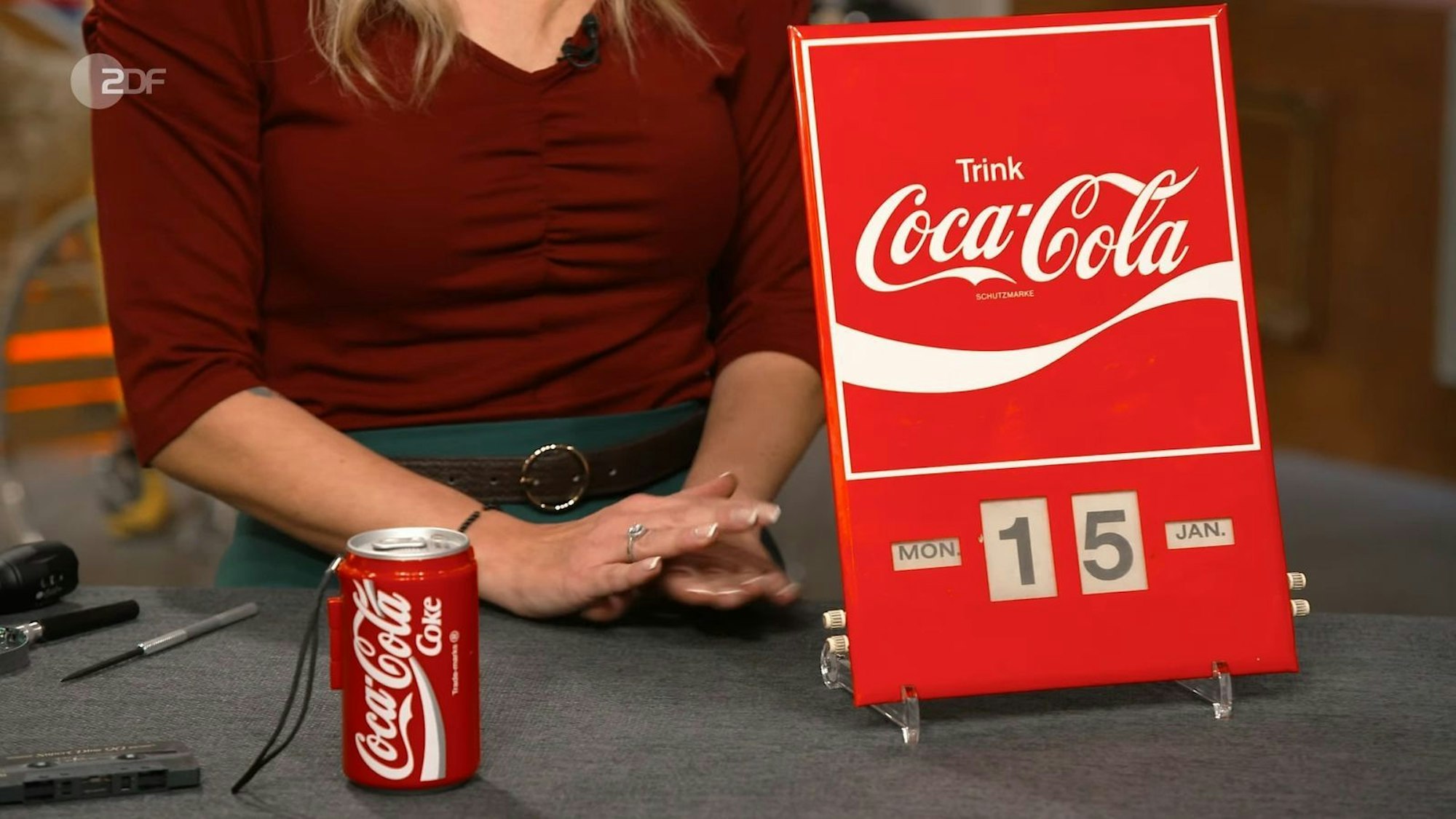 Veräußert werden sollte eine Werbesammlung rund um das Kultgetränk Coca-Cola. Hinter der Dose versteckte sich etwa ein Walkman, den sich Ute einst für Urlaubsfahrten zugelegt hatte. (Bild: ZDF)