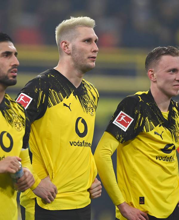 Emre Can, Niklas Süle und Maximilian Beier stehen nach einem Spiel von Borussia Dortmund auf dem Spielfeld.
