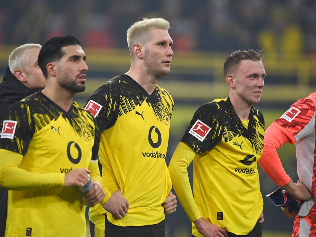 Emre Can, Niklas Süle und Maximilian Beier stehen nach einem Spiel von Borussia Dortmund auf dem Spielfeld.