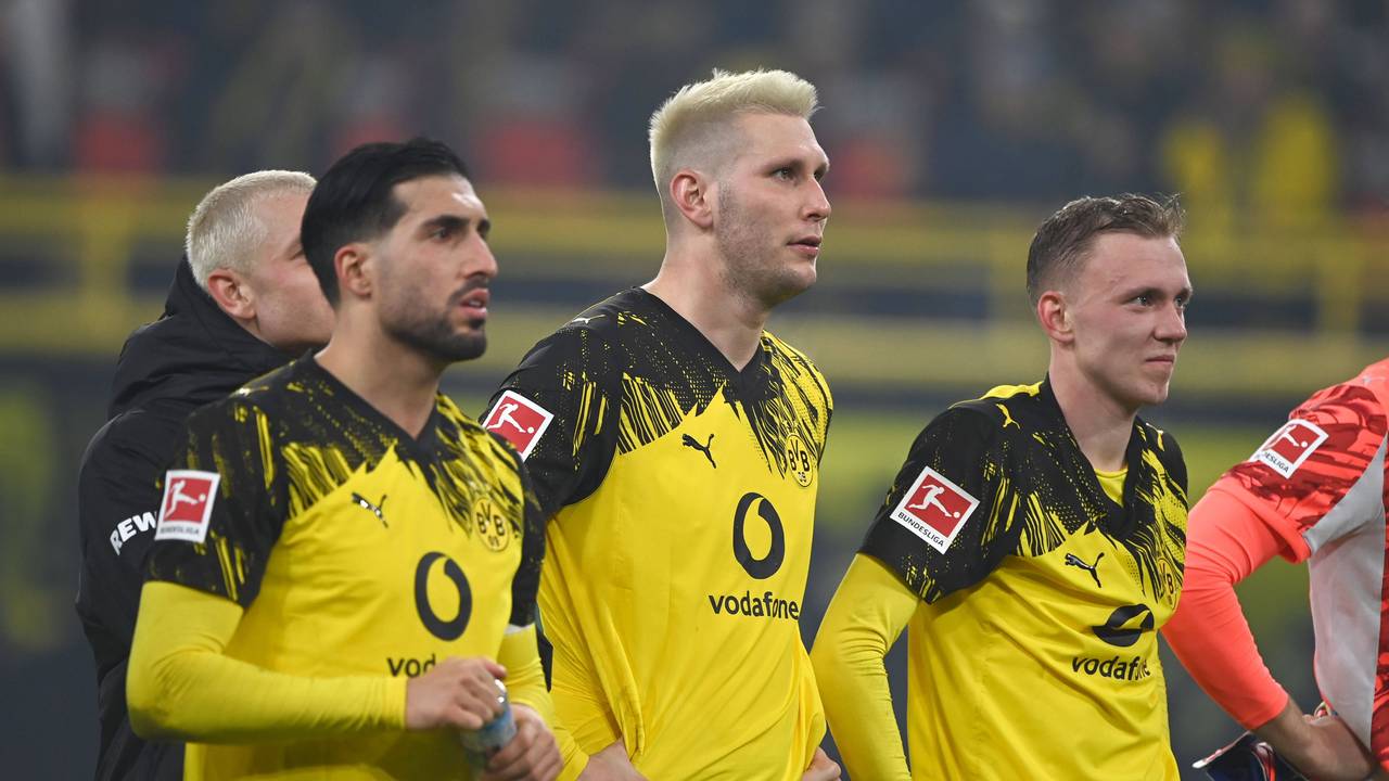 Emre Can, Niklas Süle und Maximilian Beier stehen nach einem Spiel von Borussia Dortmund auf dem Spielfeld.