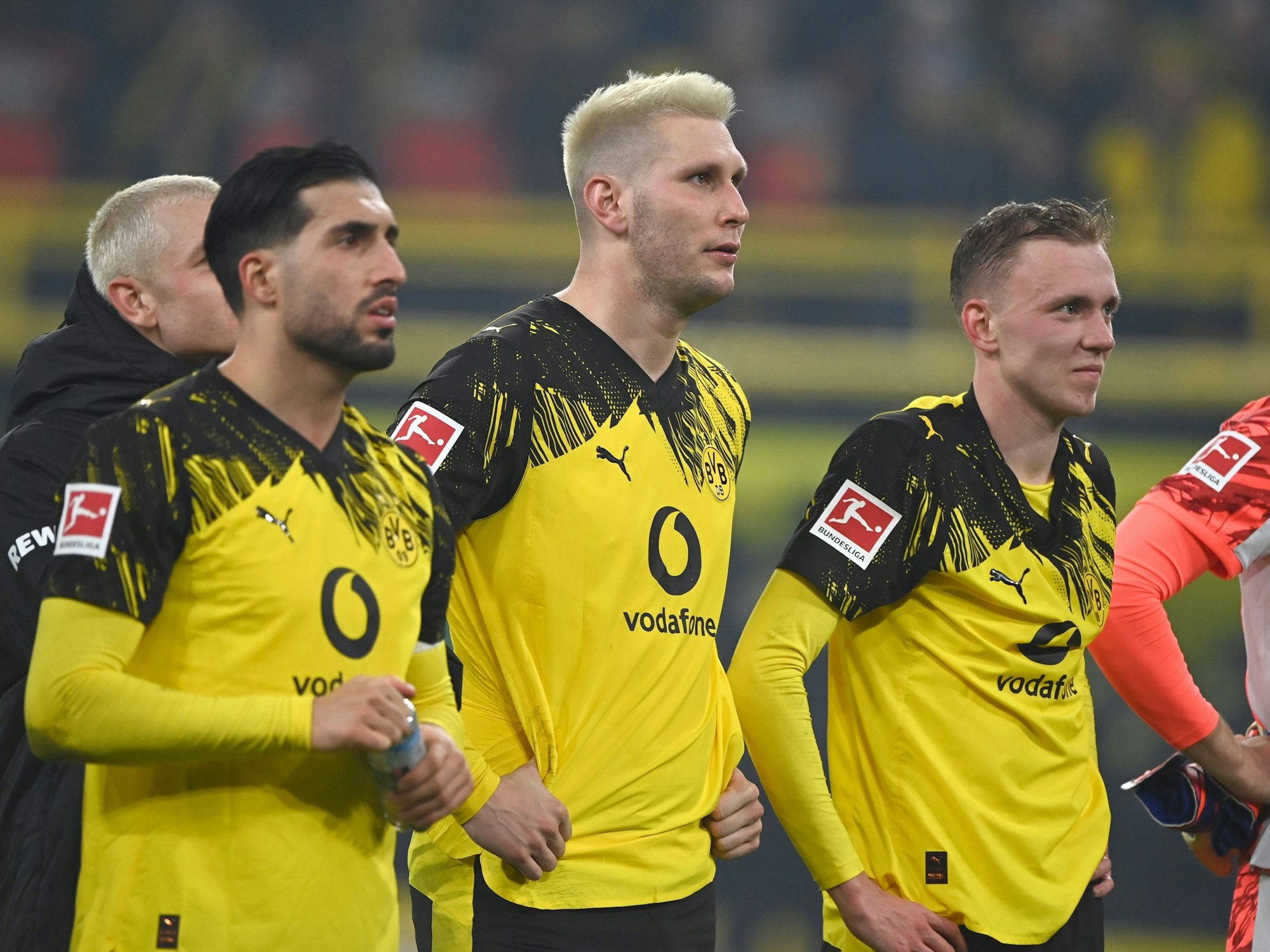 Emre Can, Niklas Süle und Maximilian Beier stehen nach einem Spiel von Borussia Dortmund auf dem Spielfeld.