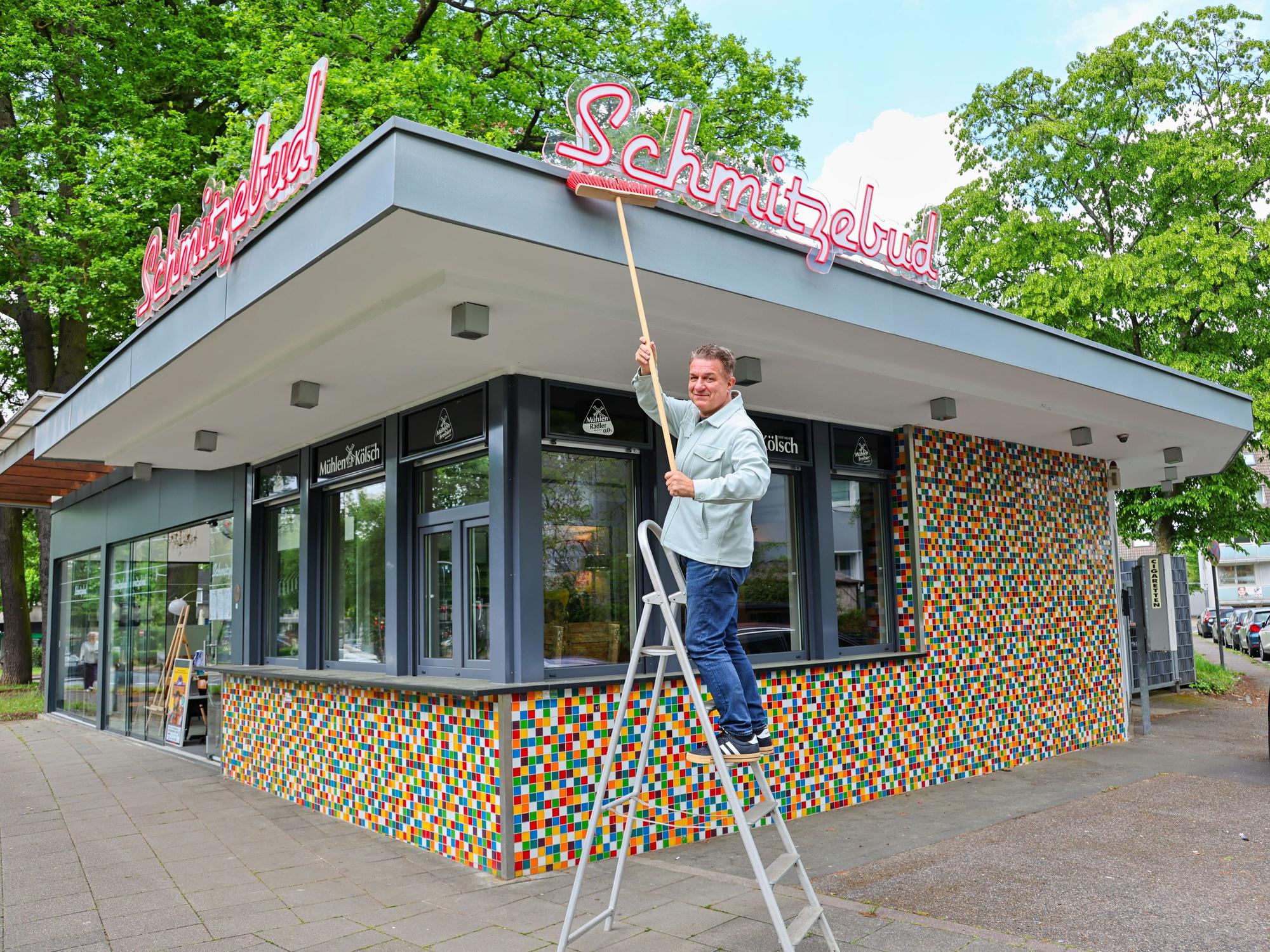 Linus vor seinem neuen Lokal, der Schmitzebud.