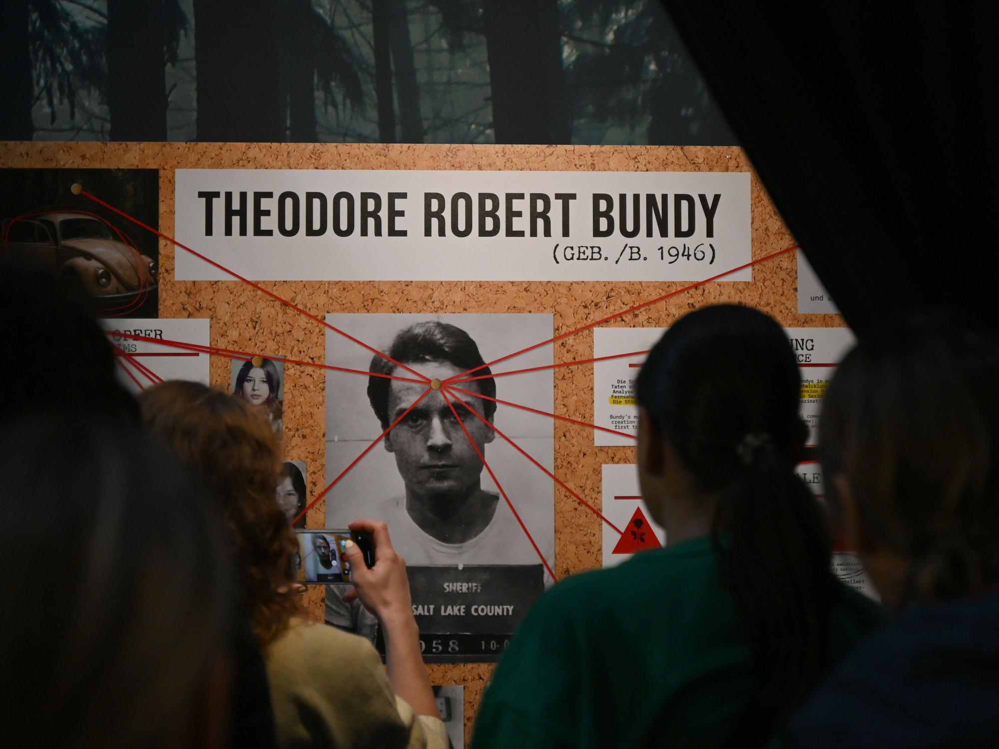 Eine Infotafel über Ted Bundy.