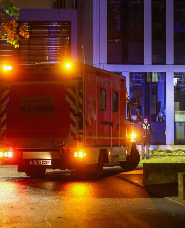 Einsatzfahrzeug und Einsatzkräfte bei Nacht.