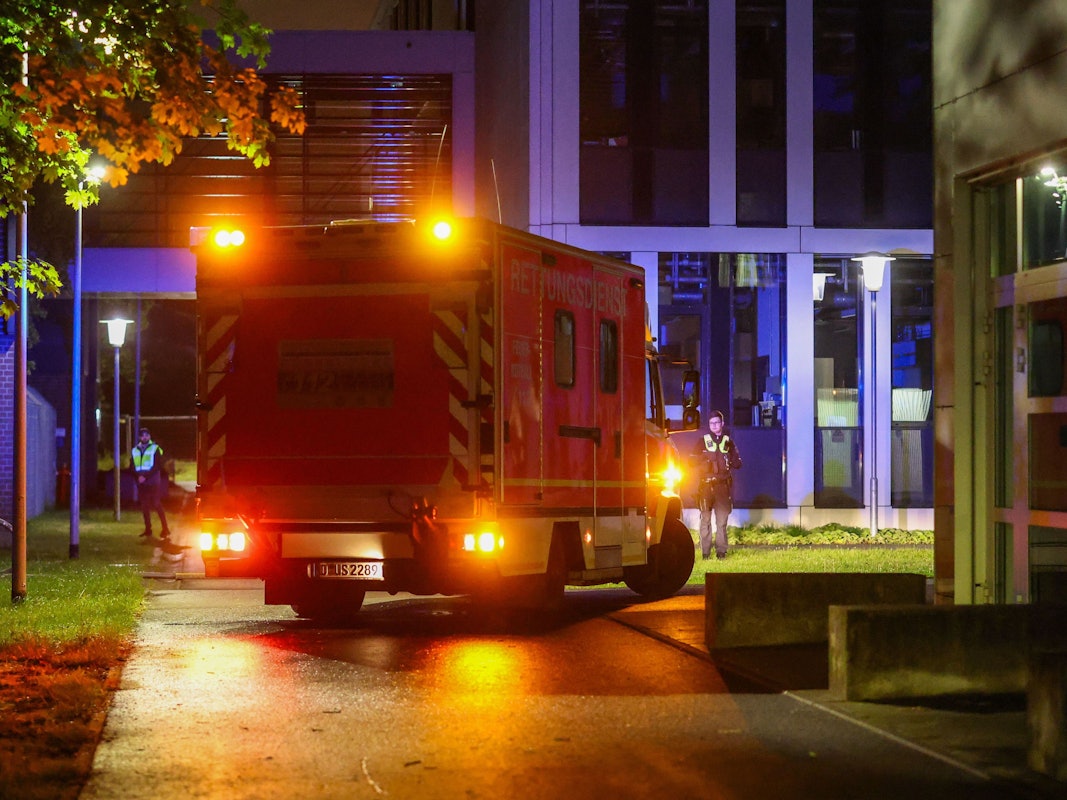 Einsatzfahrzeug und Einsatzkräfte bei Nacht.