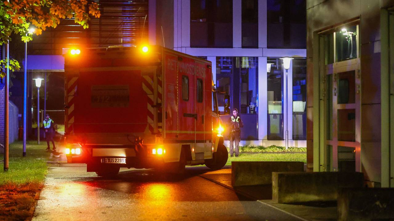 Einsatzfahrzeug und Einsatzkräfte bei Nacht.