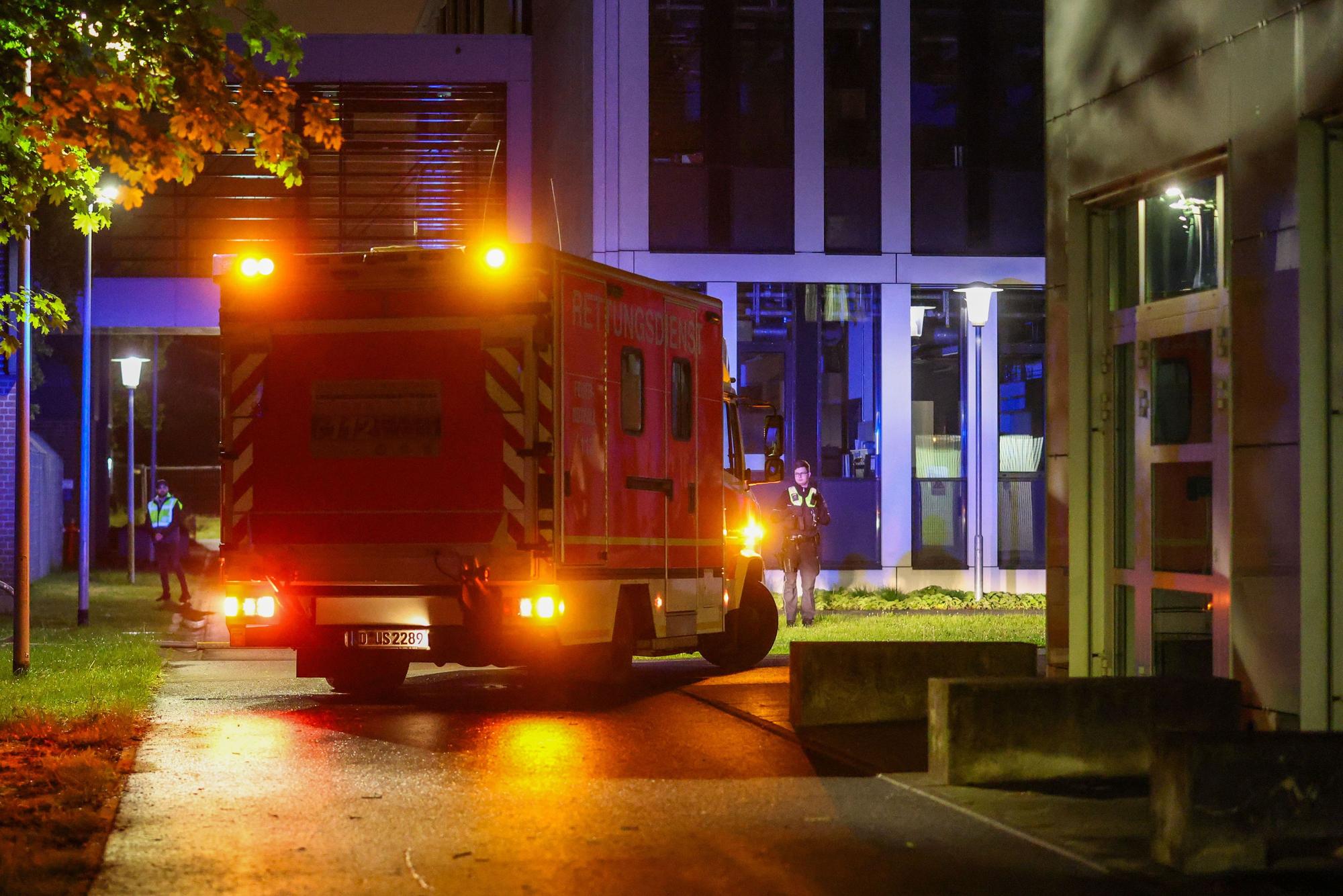 Einsatzfahrzeug und Einsatzkräfte bei Nacht.