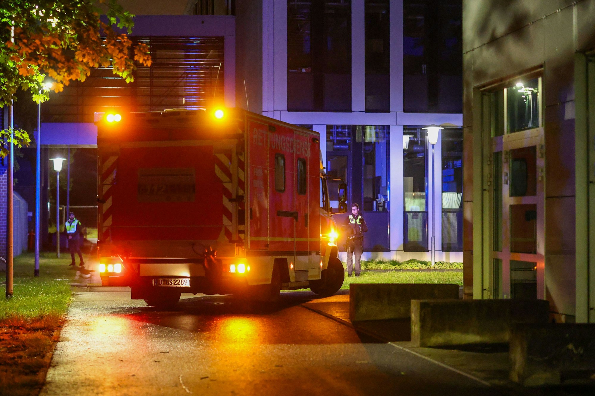 Einsatzfahrzeug und Einsatzkräfte bei Nacht.
