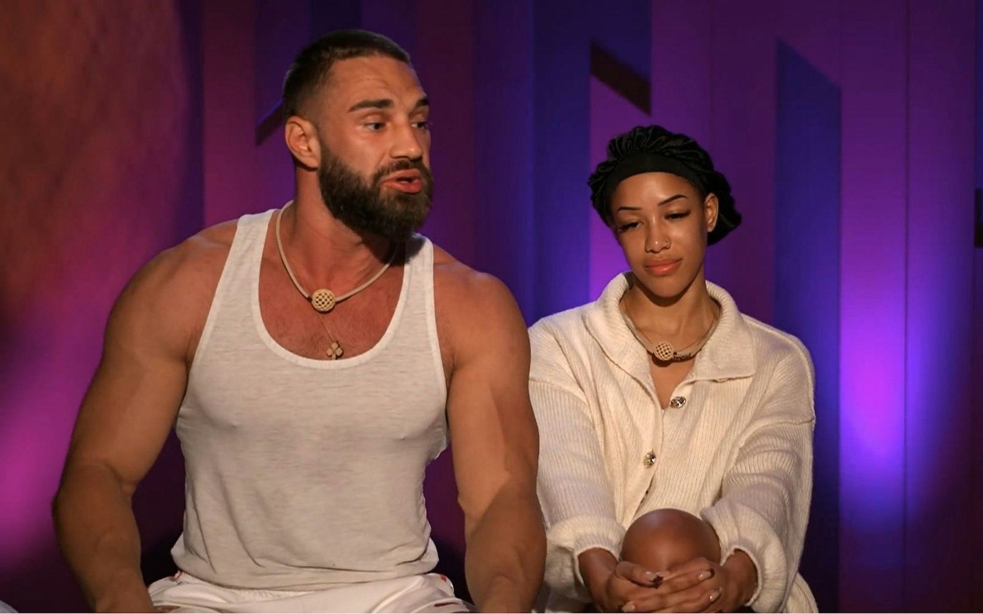 „Sei mal dankbar, dass ich dein Schöpfer bin!“, verlangt Aleks von Vanessa. (Bild: RTL)