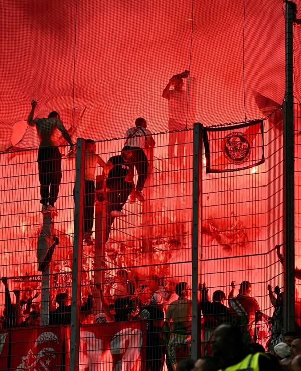 Fans von Rayo Vallecano feiern ihre Mannschaft nach dem Einzug ins Finale der Conference League.