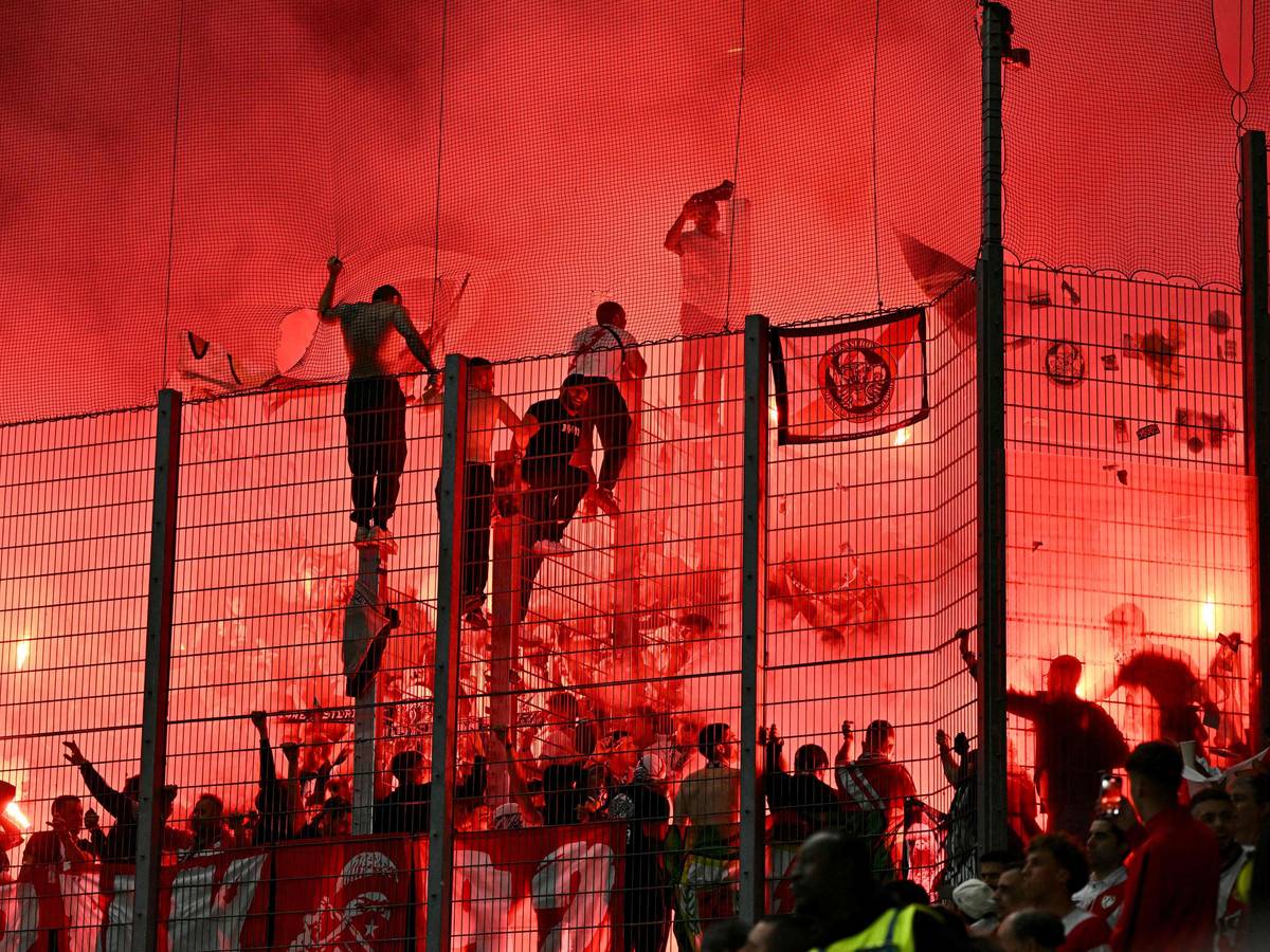 Fans von Rayo Vallecano feiern ihre Mannschaft nach dem Einzug ins Finale der Conference League.