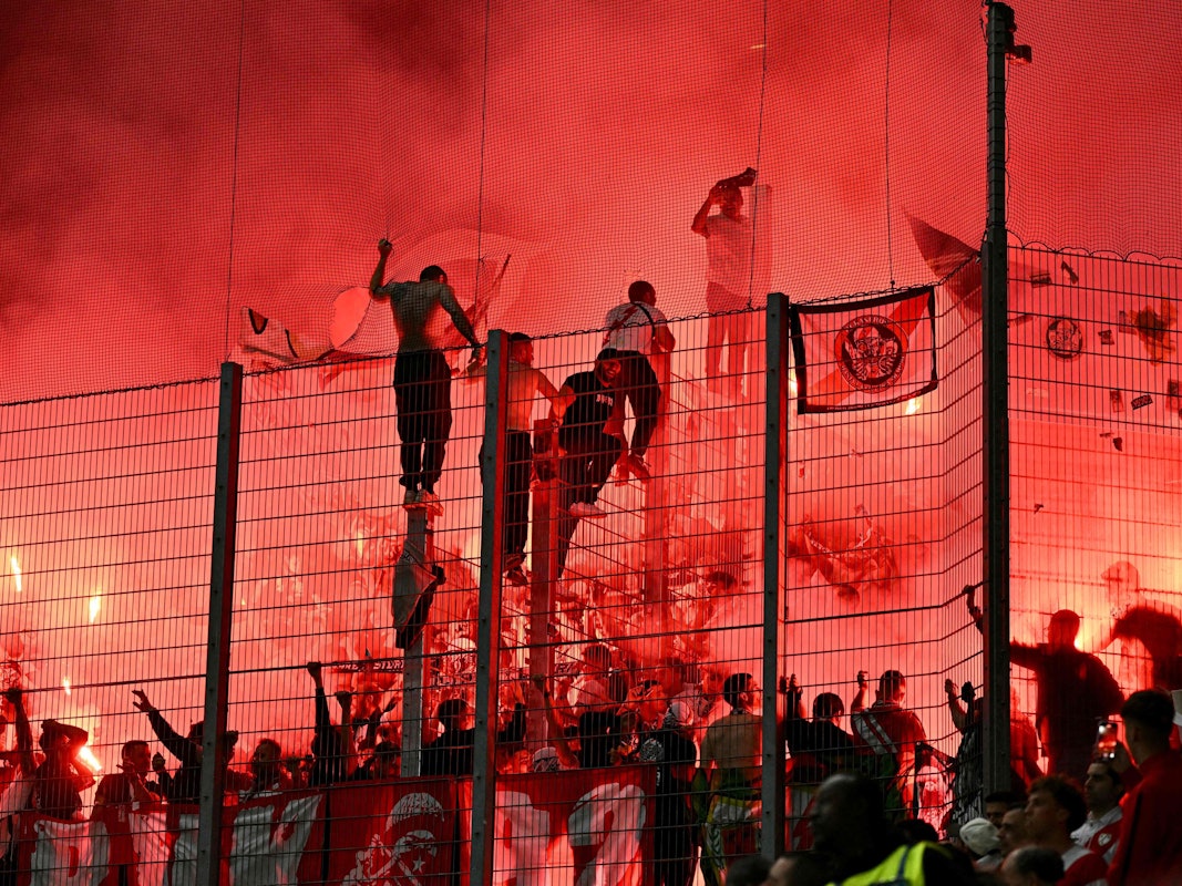 Fans von Rayo Vallecano feiern ihre Mannschaft nach dem Einzug ins Finale der Conference League.